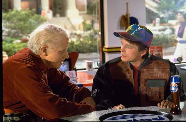 Рецензия к фильму "Назад в будущее 2" (1989). Поменяешь одно,изменится всё!